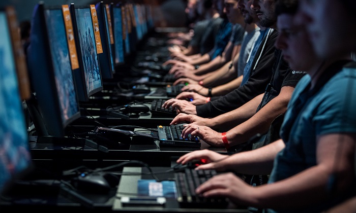 Visitantes jogando em um computador ao visitar a feira de comércio de jogos Gamescom 2017, em 22 de agosto, na Alemanha. (Lukas Schulze / Getty Images)