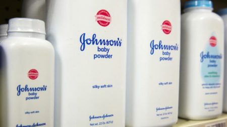 Órgão Regulador indiano ordena que J&J pare de usar matérias-primas para produzir talco de bebê na Índia