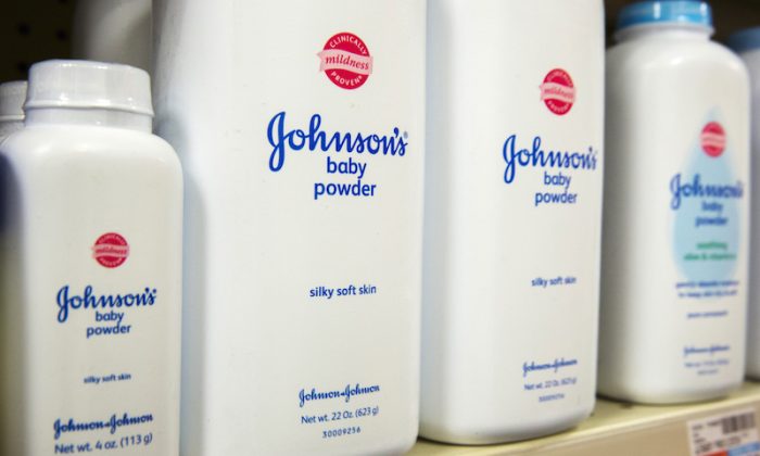 Talcos de bebê Johnson & Johnson numa prateleira de farmácia em Nova York, em 15 de outubro de 2015 (Lucas Jackson / File Photo / Reuters)