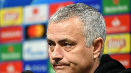 Manchester United demite técnico José Mourinho e rumores sobre o substituto não param