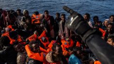 Navio de ajuda “Open Arms” atraca com 311 emigrantes na Espanha após rejeição italiana