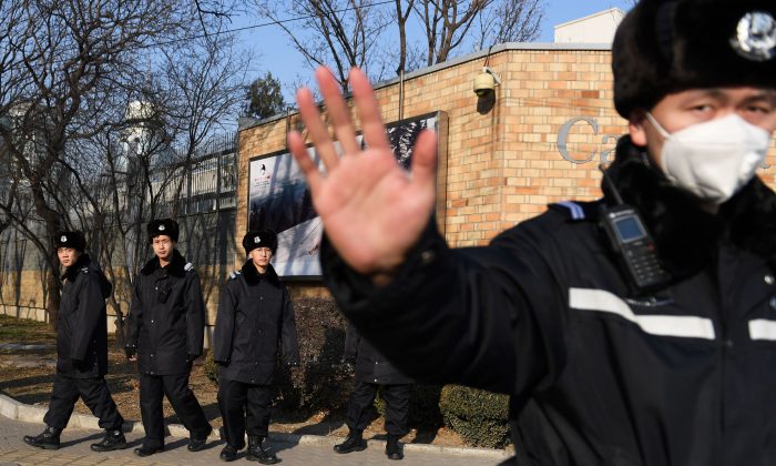 Polícia chinesa patrulha em frente à embaixada do Canadá em Pequim, 14 de dezembro de 2018 (GREG BAKER / AFP / Getty Images)