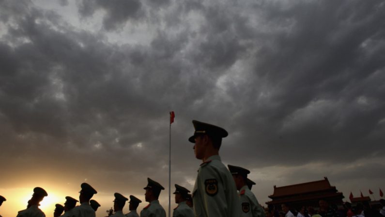 Polícia paramilitar patrulha a Praça Tiananmen do lado de fora da Cidade Proibida, onde era o palácio imperial chinês da dinastia Ming até o final da dinastia Qing, em Pequim, na China (Feng Li/Getty Images)