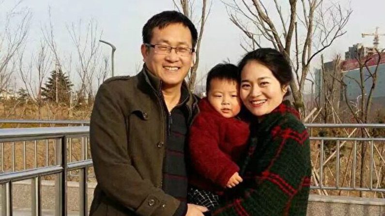 Wang Quanzhang com sua esposa, Li Wenzu, e seu filho. Wang Quanzhang, respeitado advogado de direitos humanos, está preso na China sem julgamento desde agosto de 2015 (Cortesia de Li Wenzu)