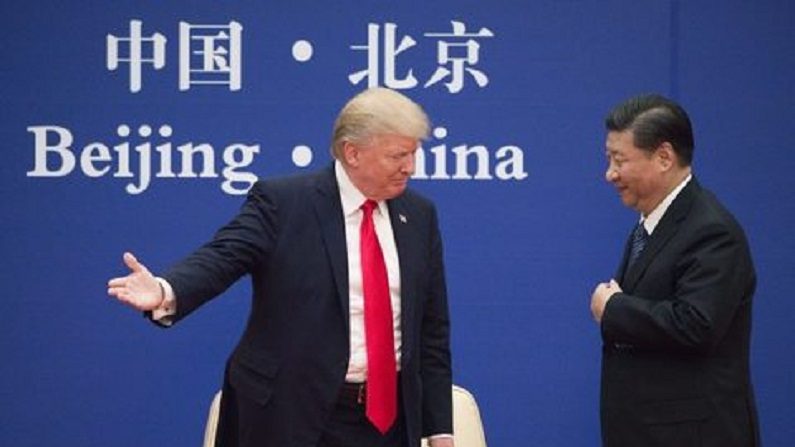 Presidente dos EUA, Donald Trump (esq.), faz um gesto ao presidente chinês Xi Jinping durante evento de líderes empresariais no Grande Salão do Povo em Pequim, em 9 de novembro de 2017 (Nicolas Asfouri/AFP/Getty Images)