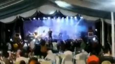 Vídeo mostra exato momento em que onda de tsunami invade show, arrastando músicos e platéia na Indonésia