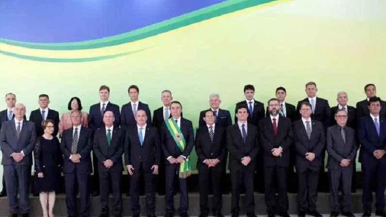 O presidente Jair Bolsonaro (PSL) posa com os 22 ministros de seu governo (Ueslei Marcelino/Reuters)