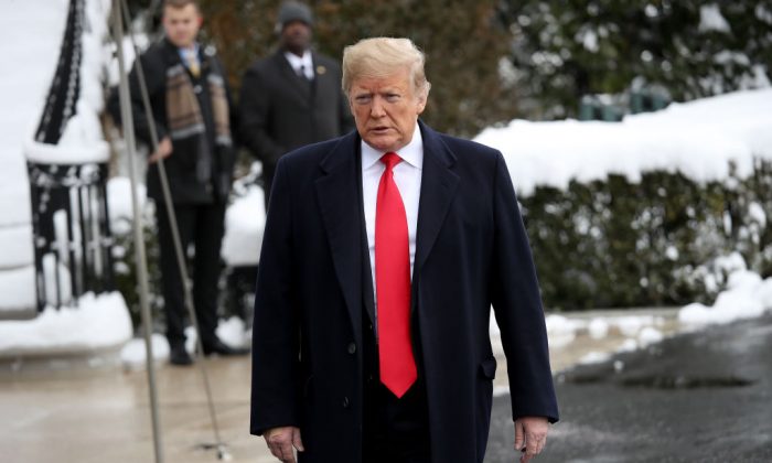 Presidente Donald Trump chega para responder a perguntas de repórteres ao sair da Casa Branca em Washington, em 14 de janeiro de 2019 (Win McNamee / Getty Images)