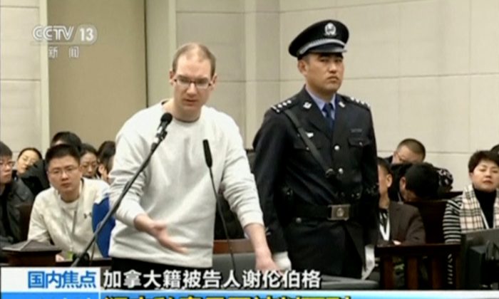 Uma foto tirada do vídeo da CCTV mostra o canadense Robert Lloyd Schellenberg no tribunal, onde foi sentenciado com pena de morte por contrabando de drogas, em Dalian, província de Liaoning, China, em 14 de janeiro de 2019 (CCTV via Reuters)