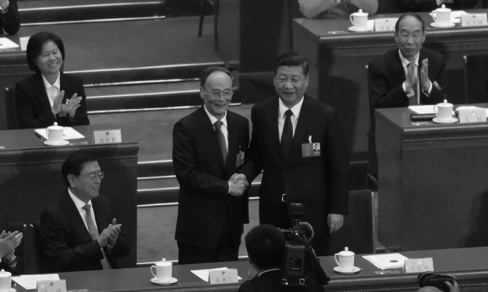 Líder chinês Xi Jinping (dir.) e o vice Wang Qishan (2º à esq.) cumprimentam-se no Grande Salão do Povo em Pequim, China, em 17 de março de 2018 (Etienne Oliveau/Getty Images)