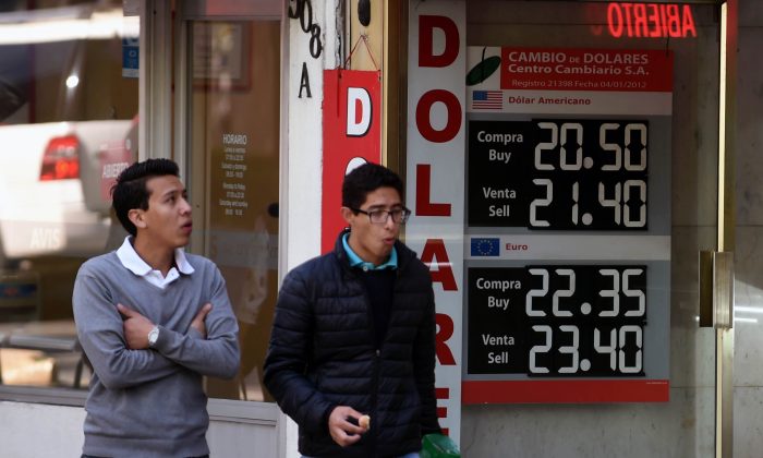 Um quadro de moedas mostra a taxa de câmbio do dólar americano em uma agência de câmbio na Cidade do México em 11 de janeiro (ALFREDO ESTRELLA / AFP / Getty Images)