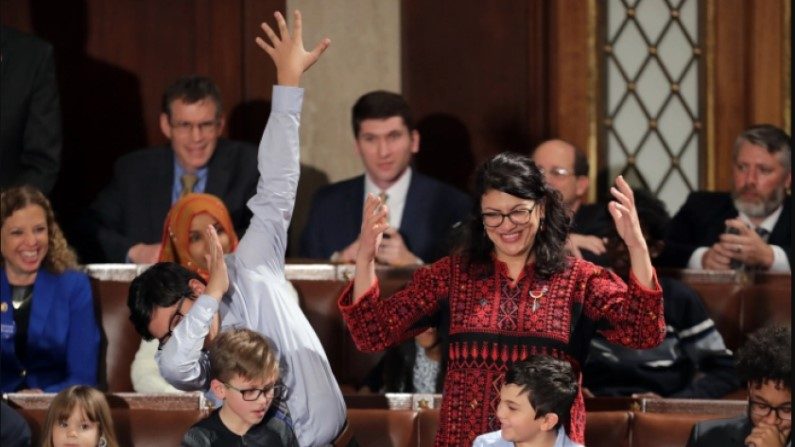 A deputada Rashida Tlaib (D-MI) durante a primeira sessão do 116º Congresso no Capitólio dos EUA em 3 de janeiro de 2019 em Washington, DC (Chip Somodevilla) / Getty Images)