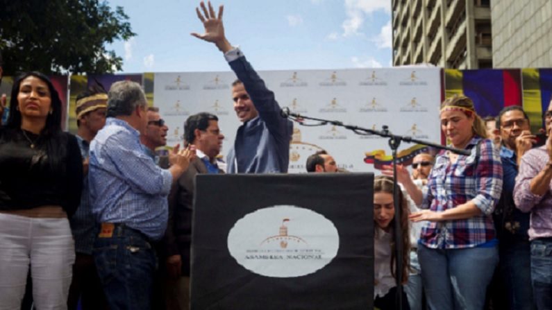 Juan Guaidó (centro) participa de uma concentração de opositores ao governo (Agência EFE)