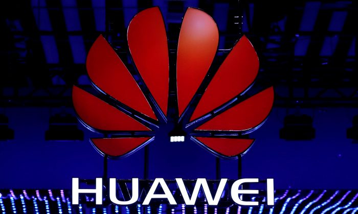 O logotipo da Huawei é visto no Mobile World Congress em Barcelona, Espanha, em 26 de fevereiro de 2018 (Reuters / Yves Herman)