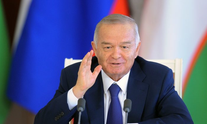 O presidente do Uzbequistão, Islam Karimov, fala com jornalistas no Kremlin em Moscou em 15 de abril de 2013, após seu encontro com o presidente da Rússia, Vladimir Putin (Alexander Nemenov / AFP / Getty Images)