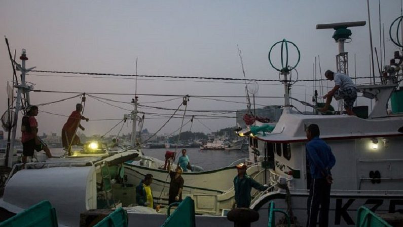 Pescadores descarregam peixes e reabastecem seu barco após pescaria no Condado de Pingtung, sul de Taiwan, em 18 de maio de 2016 (Billy H.C. Kwok/Getty Images)