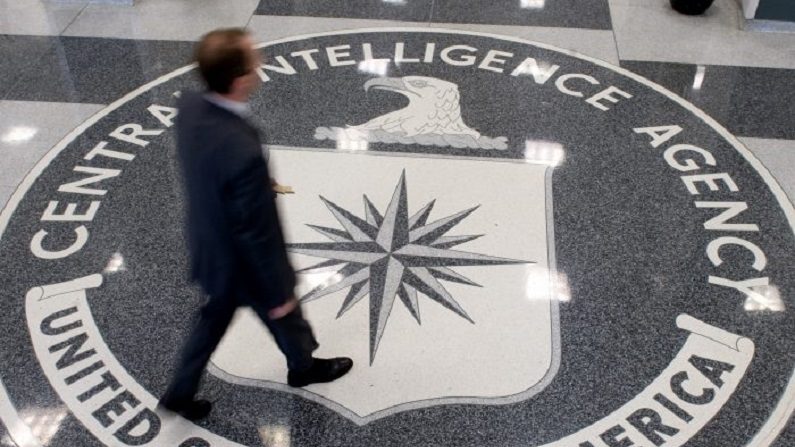 Homem caminha sobre o brasão da Agência Central de Inteligência (CIA, na sigla em inglês) localizado no saguão da sede da CIA em Langley, Virgínia, em 14 de agosto de 2008 (Saul Loeb/AFP/Getty Images)