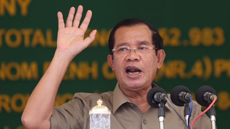 O primeiro-ministro cambojano, Hun Sen, fala durante uma cerimônia para construir o terceiro anel em Phnom Penh em 14 de janeiro de 2019.  Hun Sen em 14 de janeiro marcou 34 anos no poder com uma ameaça de "pisar na garganta" de seus rivais se a UE acabar com as preferências comerciais diante da queda do reino para o regime de partido único (Foto de Ly Lay / AFP) (Crédito da foto deve ser LY LAY / AFP / Getty Images)