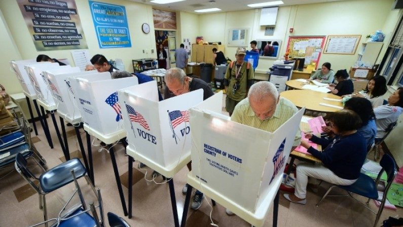 As pessoas votando na 2ª escola primária de rua no bairro Boyle Heights de Los Angeles, Califórnia, em 6 de novembro de 2018, quando os americanos em todo o país votaram nas eleições de meio de mandato (Frederic Brown / AFP / Getty Images)