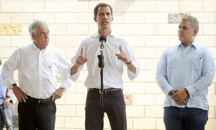 O presidente interino venezuelano, Juan Guaido (centro), fala durante uma coletiva de imprensa, acompanhada pelos presidentes Ivan Duque (dir), da Colômbia e Sebastian Piñera (Chile) em Cúcuta, no lado colombiano da ponte internacional Tienditas antes da tentativa de cruzar a ajuda humanitária na fronteira com a Venezuela em 23 de fevereiro de 2019 (Raul Arboleda / AFP / Getty Images)