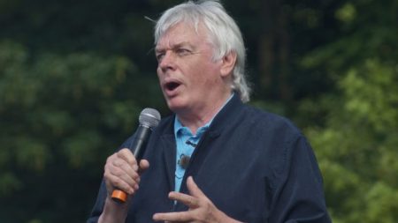 Teórico da conspiração David Icke ataca ministro após ter visto cancelado na Austrália