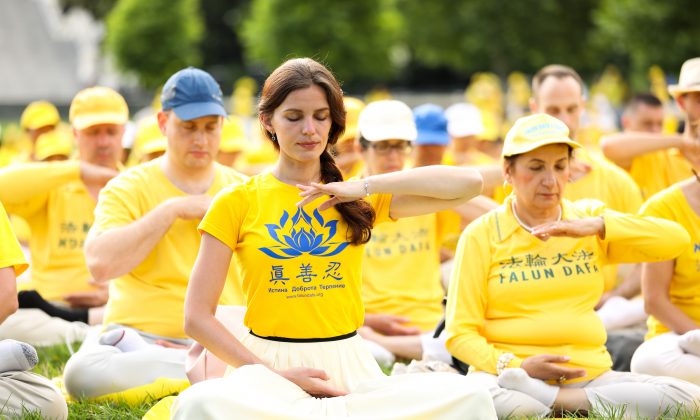 Praticantes do Falun Gong fazem os exercícios de sua disciplina no gramado oeste do Capitólio dos EUA em 20 de junho de 2018 (Samira Bouaou / The Epoch Times)