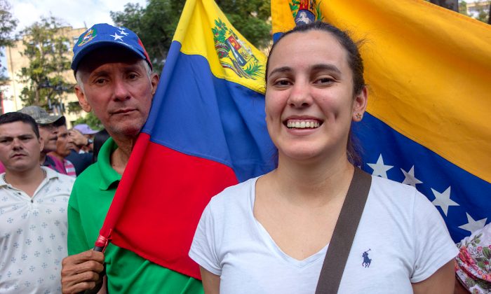 Jhuliana Hernandez sorri depois de cruzar a fronteira da Venezuela em Cúcuta, Colômbia (Luke Taylor para o Epoch Times)