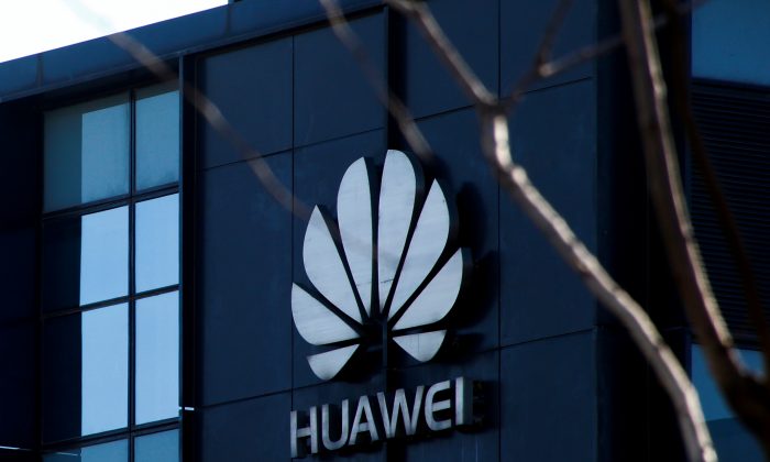 Logotipo da empresa no escritório da Huawei em Pequim visto em 6 de dezembro de 2018 (Thomas Peter / Reuters)