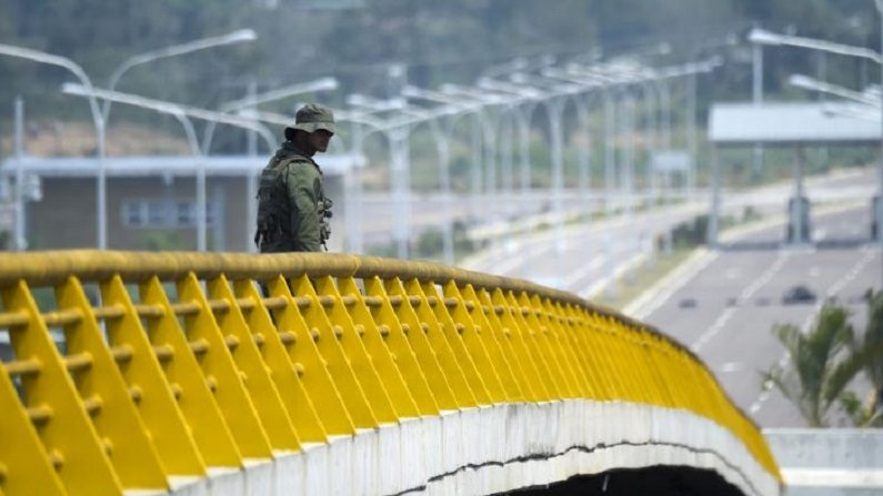 Um oficial militar venezuelano monta guarda enquanto os contêineres bloqueiam a ponte Tienditas, que liga Táchira, Venezuela e Cucuta, na Colômbia, em 6 de fevereiro de 2019 (RAUL ARBOLEDA / AFP / Getty Images)