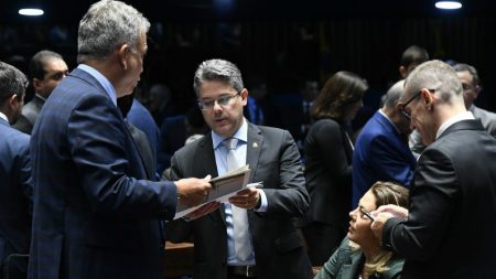 Senador líder do RenovaBR pede abertura de CPI das Cortes Superiores