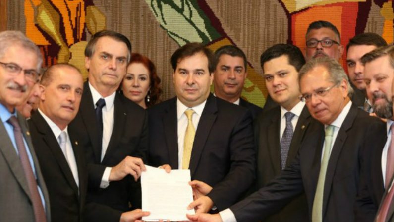 Bolsonaro faz a entrega do projeto da Nova Presidência aos presidentes das duas casas do Congresso Nacional (Marcos Corrêa/PR)