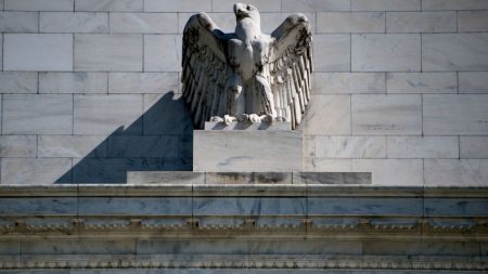 Fed prevê que pandemia “pesará fortemente” na economia no médio prazo