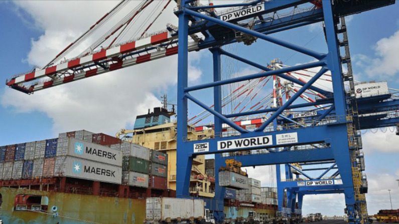 Guindastes e caminhões são preparados perto de um navio porta-contêineres no porto de Doraleh, em Djibouti, em 5 de maio de 2015 (Carl de Souza/AFP/Getty Images)
