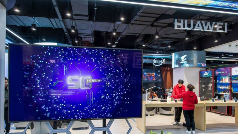 Estande da Huawei em um centro de experiência da China Mobile 5G em Xangai, em 20 de dezembro de 2018 (STR/AFP/Getty Images)