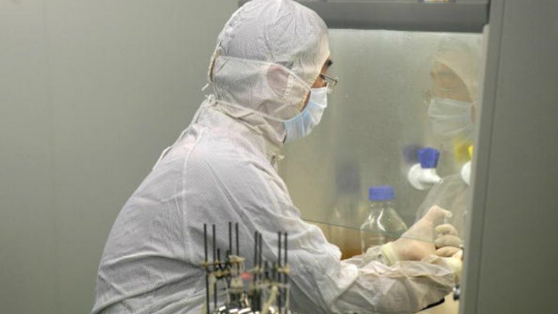 Técnico de laboratório trabalha em uma empresa de biotecnologia chinesa em Pequim, em 24 de agosto de 2009 (Peter Parks/AFP/Getty Images)