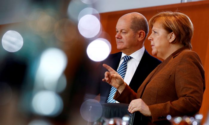 A chanceler alemã, Angela Merkel, e o ministro das Finanças, Olaf Scholz, em Berlim, em 30 de janeiro de 2019 (Reuters / Fabrizio Bensch / File Photo)