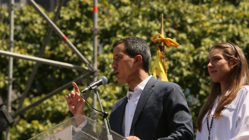 Juan Guaido fala aos manifestantes durante um protesto contra o governo de Nicolás Maduro, em 2 de fevereiro de 2019, em Caracas, Venezuela (Edilzon Gamez / Getty Images)
