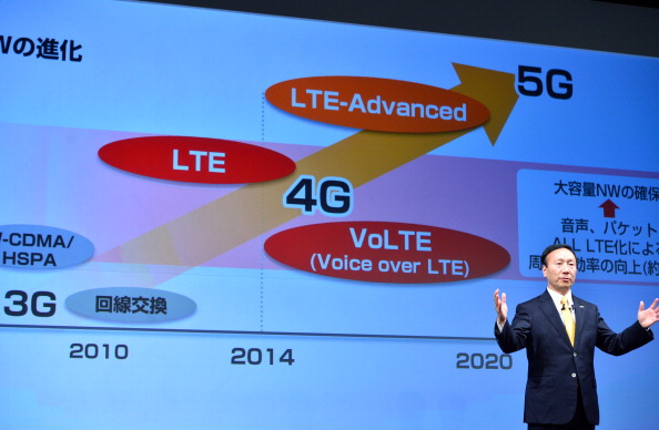 O ex-presidente do setor de comunicações móveis do Japão, Kaoru Kato, anuncia que a empresa lançará o primeiro serviço de voice over de voz LTE (VoLTE) numa coletiva de imprensa em Tóquio, em 14 de maio de 2014 (Yoshikazu Tsuno / AFP / Getty Images)