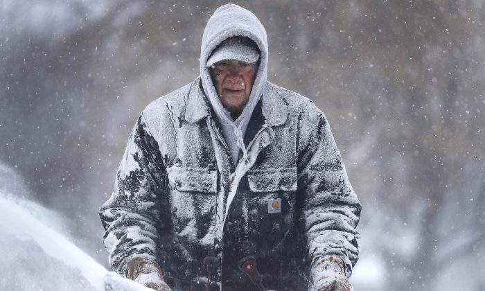 Gary Verstegen limpa uma calçada em Little Chute, Wisconsin durante o vórtice polar em 28 de janeiro de 2019 (William Glasheen / The Post-Crescent via AP)