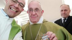 Papa Francisco tira foto segurando pin com mensagem: “Abramos os portos”