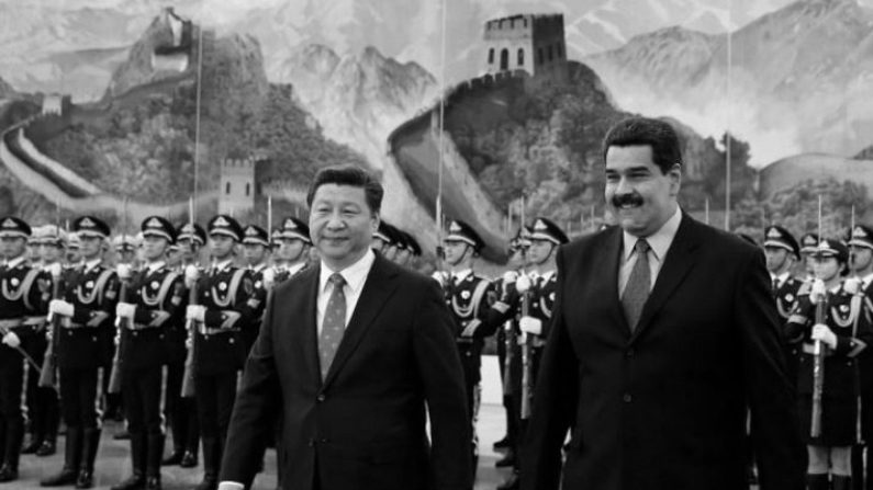 Ditador da Venezuela, Nicolás Maduro (dir.), caminha ao lado do líder comunista chinês Xi Jinping (esq.) durante cerimônia de boas-vindas no Grande Salão do Povo em Pequim, em 7 de janeiro de 2015 (Andy Wong-Pool/Getty Images)