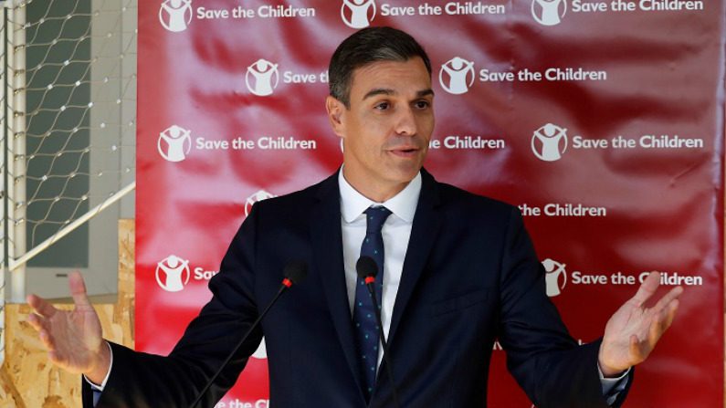 Presidente do governo Pedro Sánchez, durante sua visita ao centro de recursos para a infância e a adolescência do grupo Save the Children, em Vallecas (EFE)