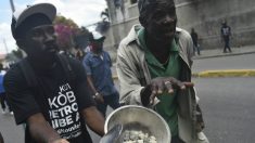 Haitianos saem às ruas em busca de comida e água em meio a tensão política