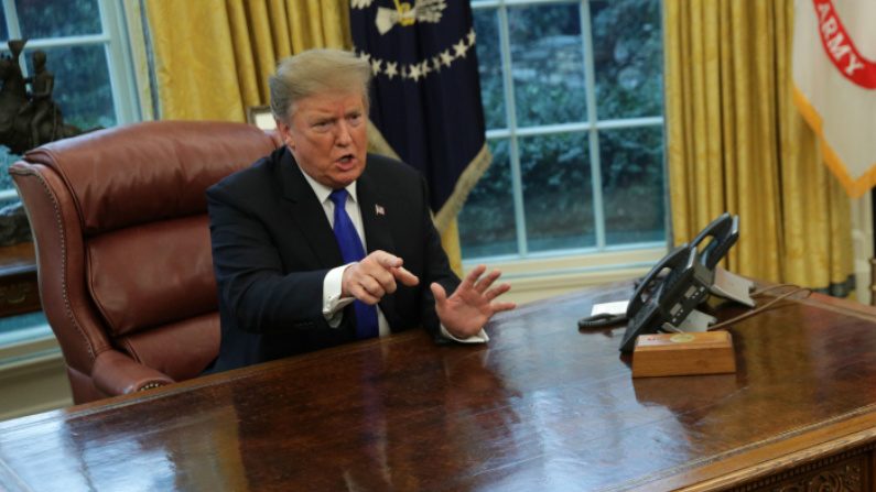 Presidente Donald Trump durante reunião com o vice-primeiro ministro chinês Liu He (não aparece) no Salão Oval da Casa Branca em 22 de fevereiro de 2019 (Alex Wong/Getty Images)