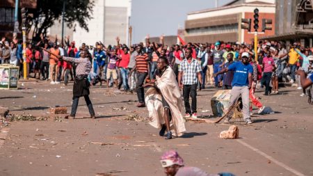 Sobe para 17 o nº de mortos em protestos reprimidos pela polícia no Zimbábue