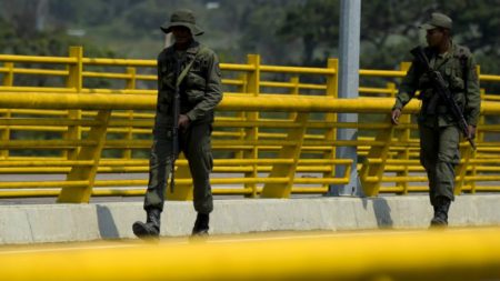 Soldados venezuelanos desertam em meio à crescente pressão sobre Maduro, revela documento