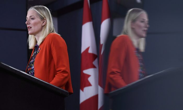 A Ministra do Meio Ambiente e Mudança Climática Catherine McKenna fala durante uma coletiva de imprensa em Ottawa em 20 de dezembro de 2018. A decisão sobre um proposto depósito multibilionário de lixo nuclear perto do Lago Huron parece cair no próximo governo do Canadá. Pressione / Justin Tang)