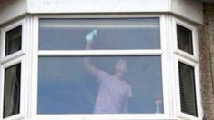 Policiais do Reino Unido postam foto de mulher limpando janelas como aviso