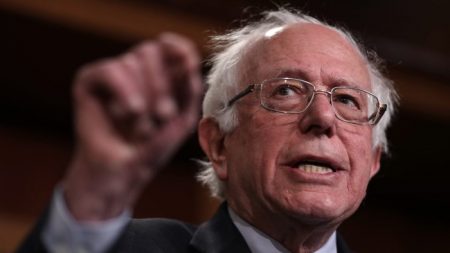 Senador socialista Bernie Sanders se recusa a pedir que Nicolás Maduro desista