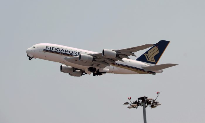 Airbus A380 da Singapore Airlines decolando do Aeroporto Internacional de Changi, em Singapura (Roslan Rahman / AFP / Getty Images)